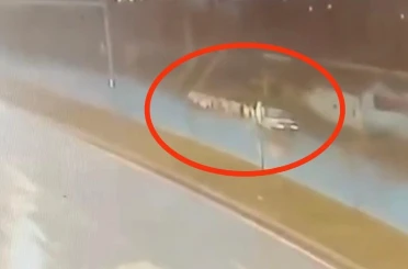 Otomobilin çobana ve sürüye çarpma anı kameraya yansıdı 