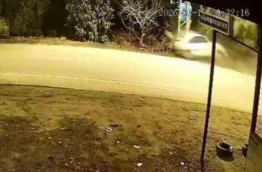 Otomobilin elektrik direğine saplandığı kaza kamerada 