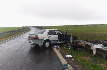 Otomobilin köprü duvarına çarpmasıyla 5 kişi yaralandı