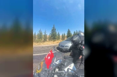 Otomobilin motosikleti sağından tehlikeli geçişi kask kamerasına yansıdı 