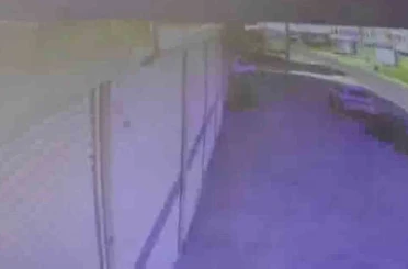 Otomobilin park halindeki aracı biçtiği kaza güvenlik kamerasında 