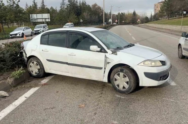 Otomobilin refüjde çarptığı kadınlara karşıdan gelen otomobil de çarptı: 1 ölü, 1 yaralı 