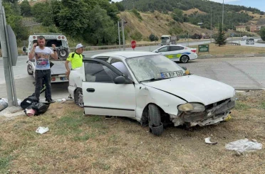 Otomobilin refüje çıktığı kaza maddi hasarla atlatıldı 