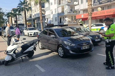 Otomobilin sağından geçmek isterken aynı yöne dönmek isteyen otomobile çarptı 