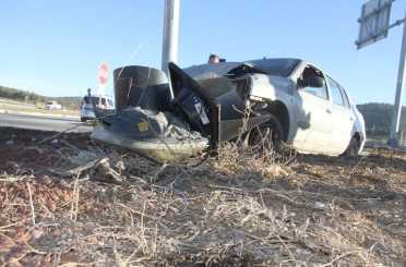 Otomobilin trafik ışığına çarpmasıyla 2 kişi yaralı