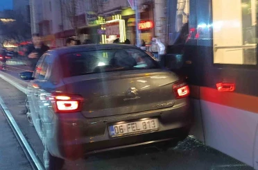 Otomobilin tramvayla çarpıştığı kazada maddi hasar oluştu 