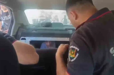 Otomobille aradıkları çocuk bagajdan çıktı 