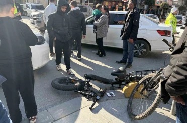 Otomobille çarpışan elektrikli bisiklet sürücüsü yaralandı 