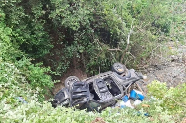 Otomobille çarpışan hafif ticari araç dereye uçtu: 7 yaralı 
