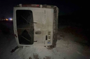 Otomobille çarpışan minibüs şarampole takla attı: 2 yaralı 