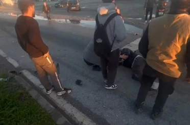 Otomobille çarpışan motosikletli metrelerce havaya savruldu 