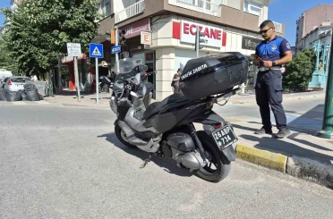 Otomobille çarpışan motosikletli trafik zabıtası yaralandı 