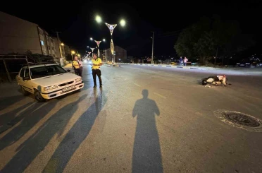 Otomobille çarpışan motosikletteki 2 kişi yaralandı 