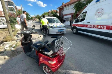 Otomobille çarpışan üç tekerlekli bisiklet devrildi: Kazada anne ve kızı yaralandı 