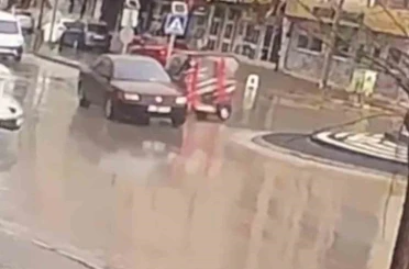 Otomobille çarpışan üç tekerlekli elektrikli bisiklet devrildi: 1 yaralı 