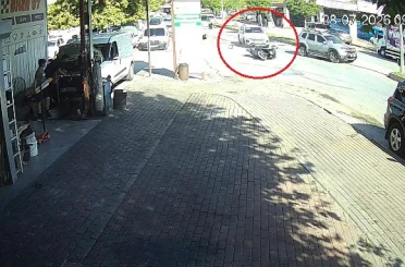 Otomobille çarpıştı, motosikletiyle birlikte metrelerce sürüklendi 