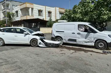 Otomobille hafif ticari araç çarpıştı
