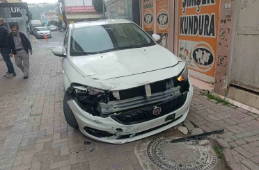 Otomobille motosikletin çarpışma anı kamerada: 1 yaralı 