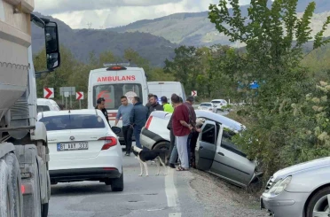 Otomobiller çarpıştı: 1’i çocuk 4 kişi yaralı 