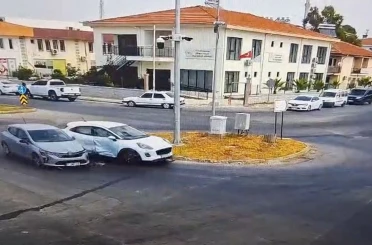 Otomobiller kavşakta çarpıştı, kaza anı güvenlik kamerasına yansıdı:1 yaralı 