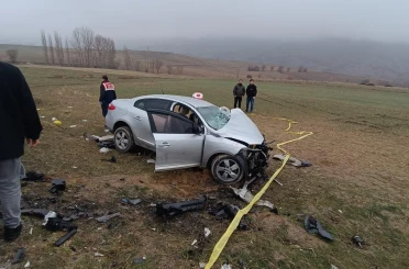 Otomobillerin kafa kafaya çarpışmasıyla 1 kişi öldü, 5 kişi de yaralandı