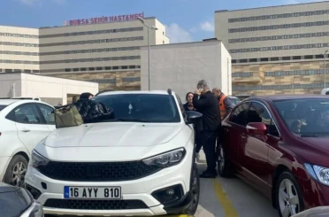 Otoparkta panik dolu anlar... Araçta kilitli kalan çocuk cam kırılarak kurtarıldı 