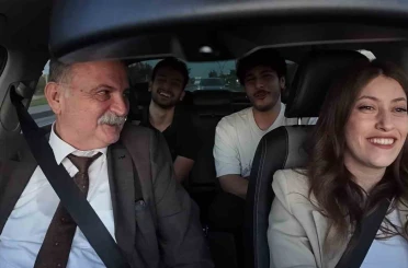 Otostop çeken öğrencilere başkandan sürpriz