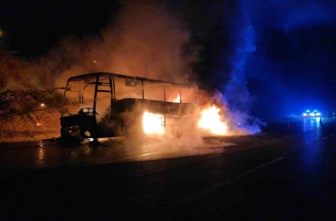 Otoyolda 39 yolcusu bulunan otobüs alev alev yandı 
