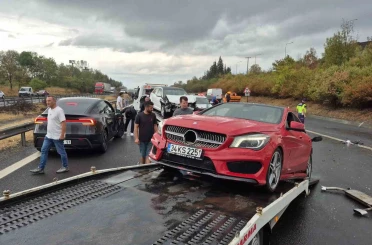 Otoyolda 4 ayrı kazada 30 araç birbirine girdi 