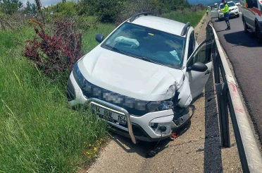 Otoyol’da direksiyon başında uyuduğu iddia edilen sürücü bariyerlere çarptı: 1 yaralı 