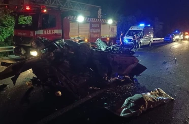 Otoyolda feci kaza, araçtan geriye hurda yığını kaldı: 1 ölü, 1 yaralı 