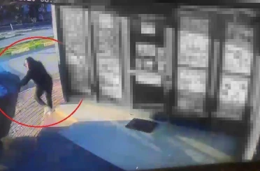 Oturduğu yerde aracın altında kalmaktan saniyelerle ile kurtuldu, o anlar güvenlik kamerasına yansıdı 