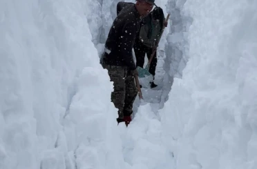 Ovacık’ta besicilerin zorlu kış mesaisi: Hayvanları suya götürmek için metrelerce kalınlıktaki karı kürekle temizlediler 