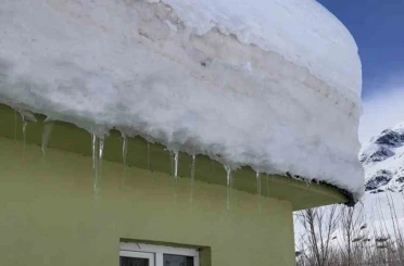 Ovacık’ta kar kalınlığı 2 metreyi buldu, evler kardan kayboldu 