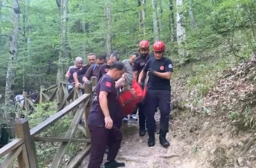 Oylat Şelalesi’nde düşen kadın, ekiplerin zorlu çalışmasıyla kurtarıldı 