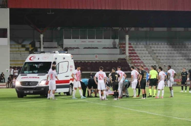 Oyuna girdi 1 dakika sonra ayağı burkuldu: Sahaya ambulans girdi 