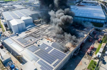 Oyuncak fabrikasındaki yangın dronla görüntülendi 