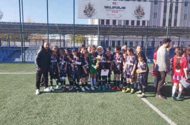 Özalplı kız futbol takımı il birincisi oldu 