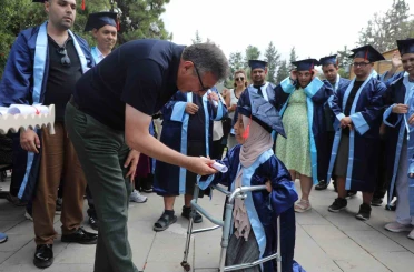 Özel bireylerin mezuniyet kutlaması yürekleri ısıttı 