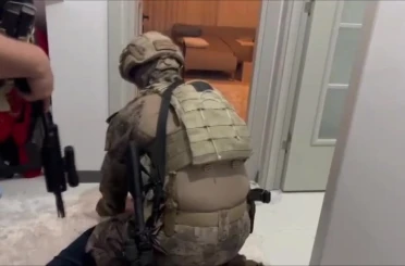 Özel harekat destekli operasyonda firarinin evine koçbaşıyla girildi 