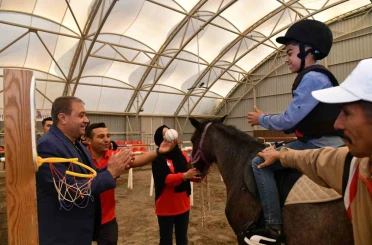 Özel özel ihtiyaç sahibi çocuklara atla terapi 