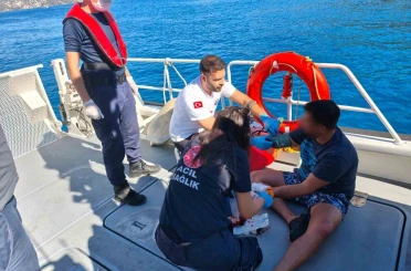 Özel teknede yaralanan vatandaşa Sahil Güvenlik tıbbi tahliye 