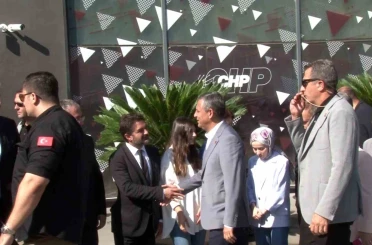 Özgür Özel CHP’nin Sarıyer’de bulunan parti binasına geldi 