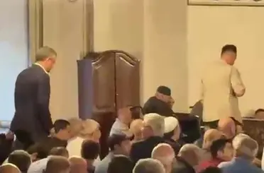 Özgür Özel, cuma namazını Bursa Ulu Cami’de kıldı
