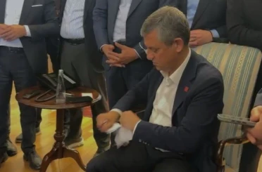 Özgür Özel kendisine verilen mutlak butlan tebligatını yırttı 