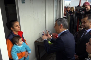 Özgür Özel Osmaniye’de depremzedelerle bir araya geldi