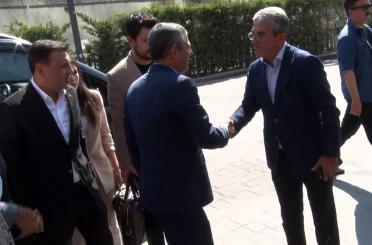 Özgür Özel ve DEM Parti heyeti CHP’nin Sarıyer’deki binasına geldi 