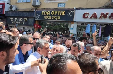 Özgür Özel’in Niğde programında vatandaşlar ezilme tehlikesi geçirdi 