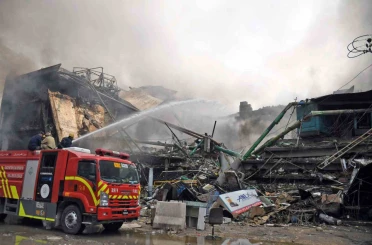 Pakistan’da AVM yangınında can pazarı: Alevlerden kaçarken metrelerce yüksekten yere çakıldı 