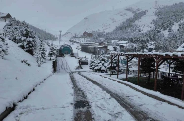 Palandöken beyaz gelinliğini giydi 